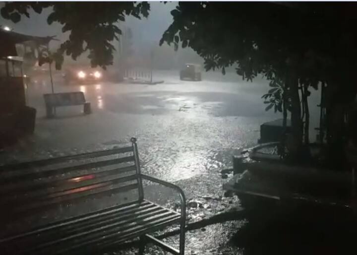  গুজরাতে বর্ষার শুরুতেই জল জমে গিয়েছে আমদাবাদের বিভিন্ন রাস্তায়