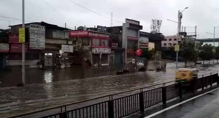  গুজরাতে বর্ষার শুরুতেই জল জমে গিয়েছে আমদাবাদের বিভিন্ন রাস্তায়