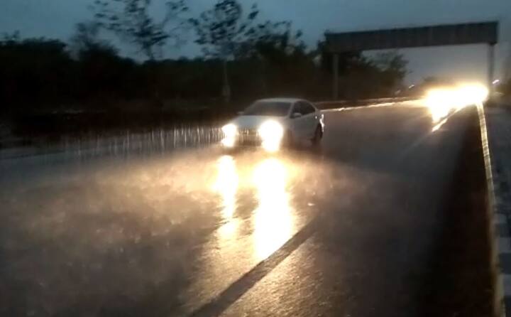  গুজরাতে বর্ষার শুরুতেই জল জমে গিয়েছে আমদাবাদের বিভিন্ন রাস্তায়