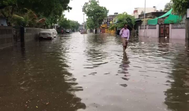  গুজরাতে বর্ষার শুরুতেই জল জমে গিয়েছে আমদাবাদের বিভিন্ন রাস্তায়