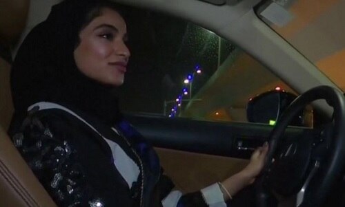 Celebrations, tears as Saudi Arabia overturns ban on women driving উঠে গেল নিষেধাজ্ঞা, সৌদি আরবে এখন গাড়ি চালাচ্ছেন মহিলারাও