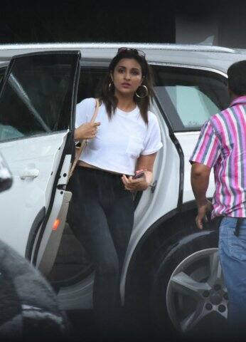সঙ্গে ছিলেন প্রিয়ঙ্কার তুতো বোন, অভিনেত্রী পরিণীতি চোপড়া।