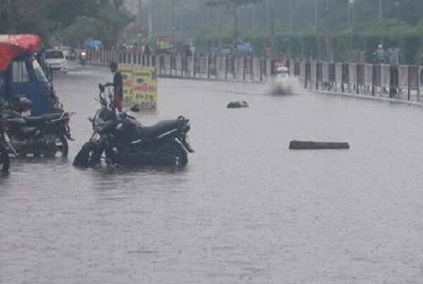 বর্ষা ঢোকার পর থেকেই ভারী বৃষ্টিতে জলমগ্ন মুম্বই সহ গোটা মহারাষ্ট্র। 