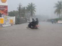 বৃষ্টিতে ভাসছে মুম্বই, গুজরাতও জলের তলায়