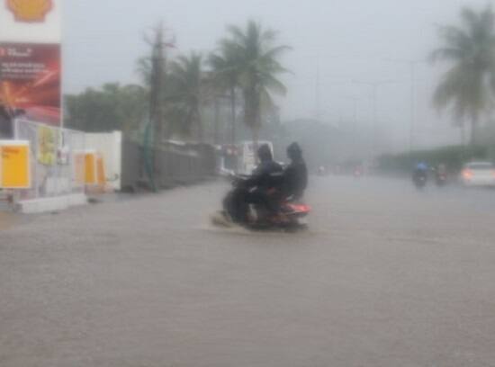 গত ৪৮ ঘণ্টা ধরে টানা বৃষ্টি হয়ে চলেছে মুম্বইয়ে। 