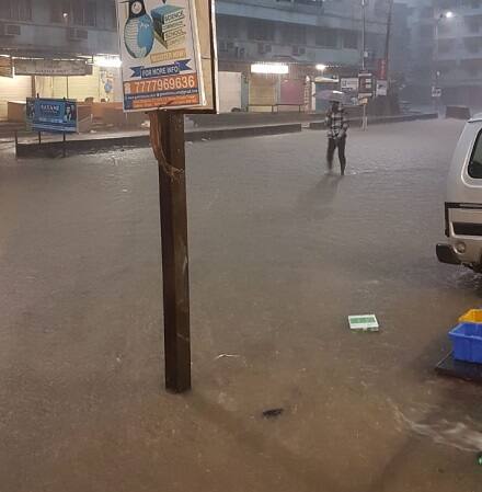 রাস্তা, রেললাইন জলমগ্ন হওয়ায় বিপদে পড়েছেন নিত্যযাত্রীরা 