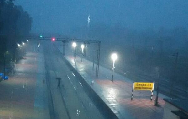 ট্রেন থেকে বাস, অটো সবই খুব ধীরে চলছে। 