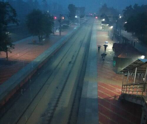 ট্রেন থেকে বাস, অটো সবই খুব ধীরে চলছে। 