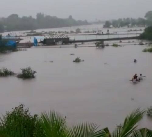 একটি বাড়ির পাঁচিল ভেঙে পড়েছে। 