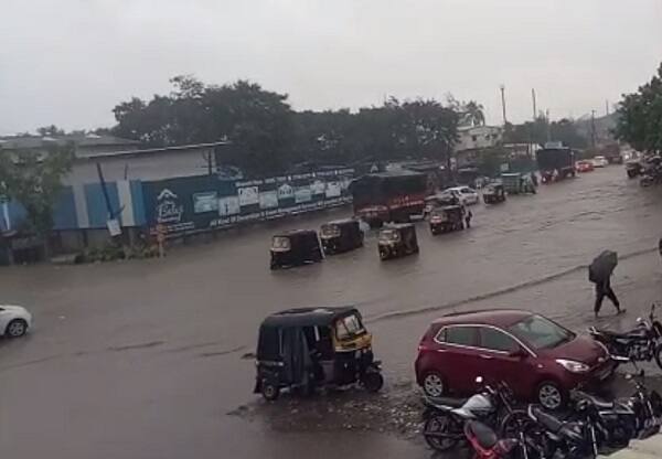 তার তলায় ১৫টি গাড়ি চাপা পড়েছে