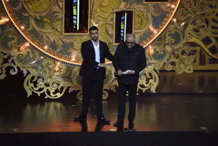 অর্জুন এগিয়ে গিয়ে বাবার পাশে দাঁড়ান।