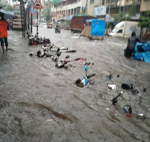 তার তলায় ১৫টি গাড়ি চাপা পড়েছে