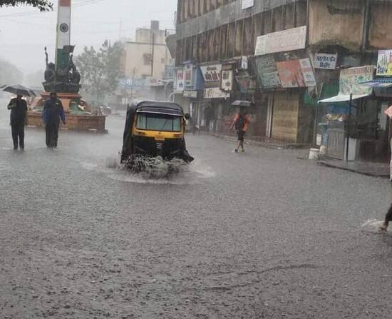  প্রায় এক কোমর জলের নীচে গুজরাতের বিভিন্ন শহর