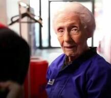 ইনডোর স্কাইডাইভিং করে জন্মদিন পালন করলেন ১০২ বছরের এই ব্রিটিশ মহিলা