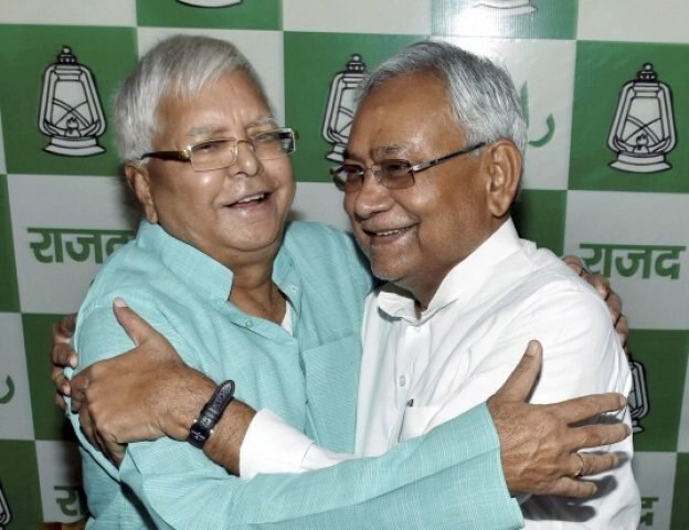 'Nothing but a late courtesy call': Tejashwi's remark on Nitish's phone call to Lalu টেলিফোনে লালুর স্বাস্থ্যের খোঁজ নিলেন নীতীশ, তেজস্বী বললেন, 'নিছকই সৌজন্য'