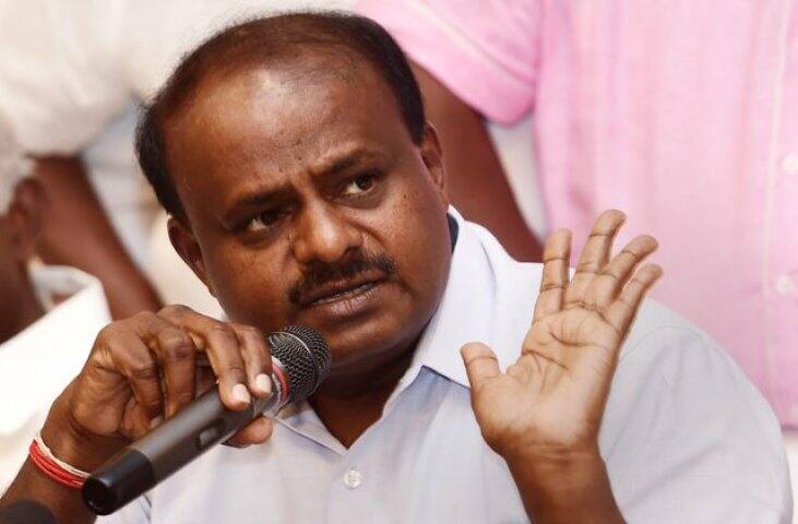 Bengaluru: Students travel 250km, get CM HD Kumaraswamy to stop school closure ২৫০ কিমি পাড়ি দিয়ে দেখা করে আর্জি পড়ুয়াদের, স্কুল বন্ধের সিদ্ধান্ত প্রত্যাহারের নির্দেশ কুমারস্বামীর