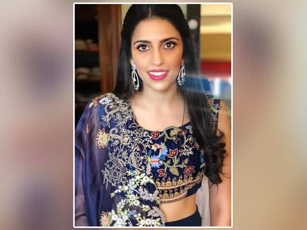  অনুষ্ঠানস্থল ফুলের সাজে সাজাচ্ছেন ক্যালিফোর্নিয়া থেকে আসা এক হাই-প্রোফাইল ফ্লোরাল ডিজাইনার। আনা হচ্ছে বহু বিদেশী ফুল