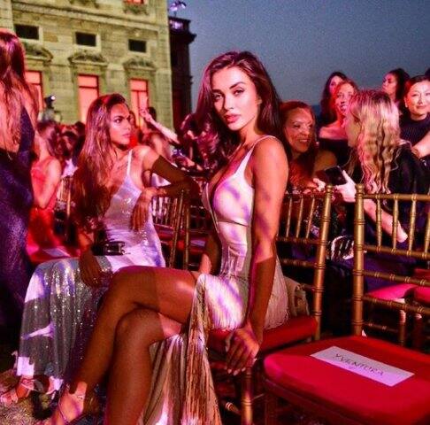 পাহাড়ের মাঝখানে অ্যামি জ্যাকসন