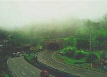 দেখুন বৃষ্টিভেজা মুম্বই-পুনে এক্সপ্রেসওয়ের ছবি