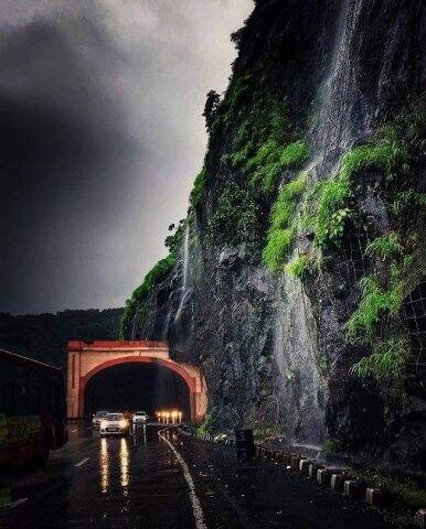 বৃষ্টি মানেই বিপর্যস্ত মুম্বই। কিন্তু জানেন কি, ঠিক এই সময়েই মুম্বই অসম্ভব সুন্দর হয়ে যায়।