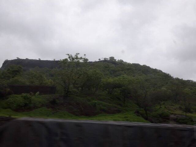 বর্ষায় সবুজে সবুজ হয়ে ওঠে মহারাষ্ট্র। নানারকম পাখির ডাক কানে আসে, দেখা মেলে পেখম মেলা ময়ূরেরও। 