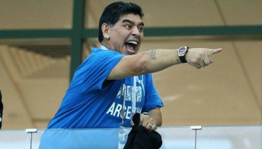 Maradona announces Rs 6.86 lakh reward to identify source of his ‘death’ rumours কার জন্য ৬.৮৬ লক্ষ টাকার পুরস্কার ঘোষণা করলেন ক্ষুব্ধ মারাদোনা?