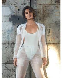 প্রিয়ঙ্কাকে বিশ্বের হটেস্ট উওম্যানের তকমা দিয়েছে এই পত্রিকা, করাল ফটোশ্যুট