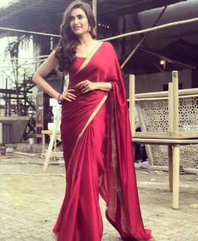 ইনস্টাগ্রামে লাল শাড়ি পরা এই ছবি পোস্ট করেছেন করিশ্মা। লাল শাড়িতে তাঁকে অসাধারণ লাগছে। ছবি সৌজন্যে ইনস্টাগ্রাম