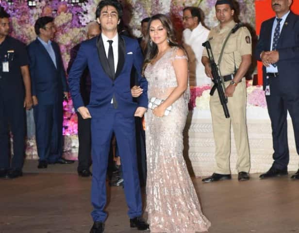 মা গৌরীর সঙ্গে আকাশ অম্বানি ও শ্লোকা মেহতার এনগেজমেন্টে গিয়েছিলেন শাহরুখ পুত্র আরিয়ান খান। মুম্বইয়ের অ্যান্টিলায় অম্বানিদের বাসভবনে হয়ে গেল এই অনুষ্ঠান।