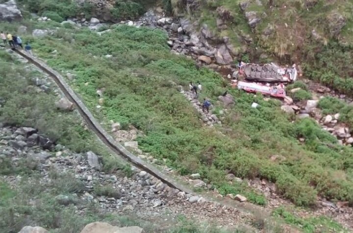 6 children, driver killed as school bus falls into gorge in Himachal Pradesh হিমাচলে খাদে স্কুল বাস, মৃত ৬ পড়ুয়া, গাড়ির চালক