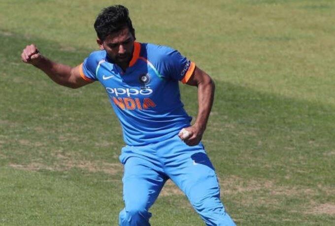 চাহার ও ক্রুনাল বর্তমানে ইংল্যান্ডে ভারত এ দলের হয়ে তিন দলীয় সিরিজ খেলছে। টুর্নামেন্টে দুজনের পারফরম্যান্সই ভালো। 