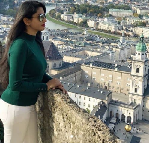 রুচা হসবিনস- মরাঠি ধারাবাহিক চাচা চৌধী ও বিখ্যাত সিরিয়াল সাথী সাথ নিভানা-য় তাঁর অভিনয় সকলের নজর কেড়েছিল। বিয়ের পর অভিনয় ছেড়ে দিয়েছেন। 