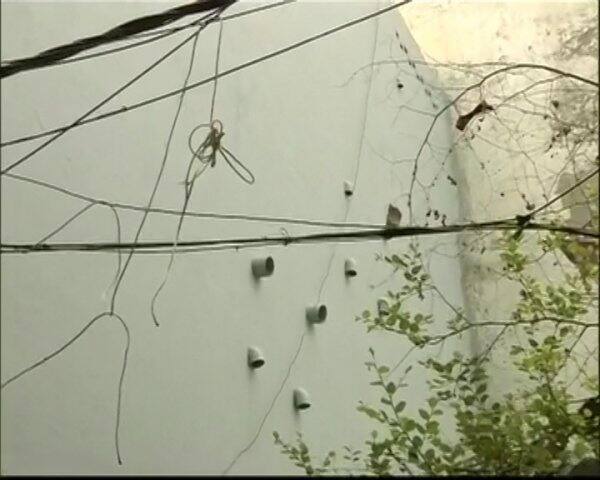 শুধু নিয়মকানন নয়, সঙ্গে বাড়ির বাইরের দেওয়াল থেকে ১১টি রহস্যজনক পাইপ উদ্ধার হয়েছে। সেই পাইপের মধ্যে ৪টি সোজা থাকলেও, সাতটির মুখ নামানো অবস্থায় পাওয়া গিয়েছে। 