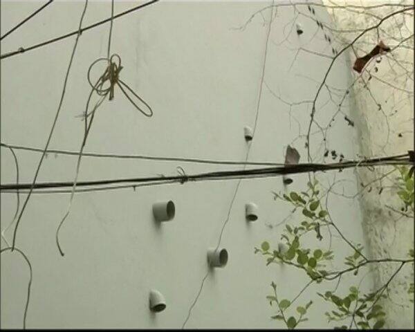 যদিও মৃতদের বাড়ির আত্মীয়দের দাবি, তাঁর পরিবারের লোকেরা ধার্মিক হলেও, কুসংস্কারগ্রস্থ ছিলেন না। রবিবার বুরারির এক বাড়ি থেকে ৭ জন মহিলা এবং চারজন পুরুষকে মুখ ও হাত বাঁধা এবং ঝুলন্ত অবস্থায় উদ্ধার করা হয়।