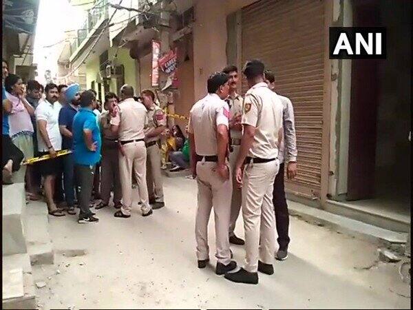 বাড়ির বৃদ্ধা মহিলা যদি নিজের পায়ে না দাঁড়াতে পারেন, তাহলে তাঁকে পাশের ঘরে ঘুমতে পাঠিয়ে দিতে হবে।বাড়ির মধ্যে হাল্কা আলো জ্বালাতে হবে।