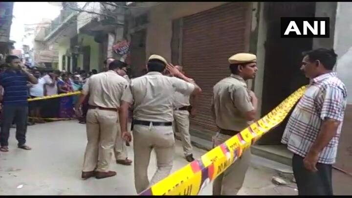 হাত দুটো শক্ত করে বেঁধে রাখতে হবে। যদি সামান্য কাপড়ও বেঁচে যায়, তাহলে সেটা দিয়ে চোখ বেঁধে রাখতে হবে। 