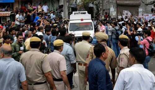 Delhi’s Burari death: Postmortem report says reason behind death is ligature hanging বুরারি: দড়িতে ঝুলেই মৃত্যু, বলছে ময়নাতদন্ত রিপোর্ট, আত্মহত্যা নয়, দাবি আত্মীয়দের, করা হল চক্ষুদান