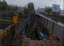 মুম্বইয়ের আন্ধেরি স্টেশনে রেললাইনের ওপর ওভারব্রিজ ভেঙে দুর্ঘটনা!