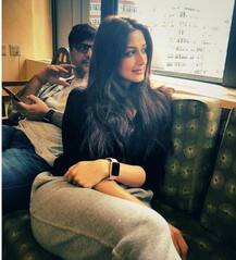 সোনালির ক্যান্সার, বন্ধুকে দেখতে নিউইয়র্কে তাঁর বাড়ি গেলেন অক্ষয়, মুম্বইয়ের বাড়িতে এলেন কারা দেখুন