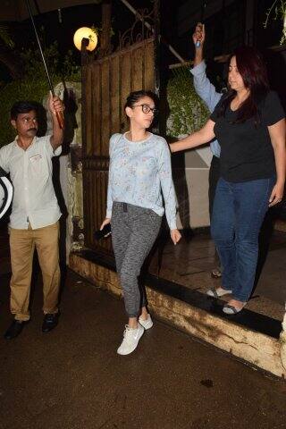 তখন মুম্বইয়ে তাঁর বাড়িতে এসে দেখা করে গেলেন অদিতি রাও হায়দারি, হুমা কুরেশি