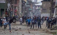 কাশ্মীরের কুলগামে পাথরবাজ-সেনা সংঘর্ষে গুলি, হত ৩