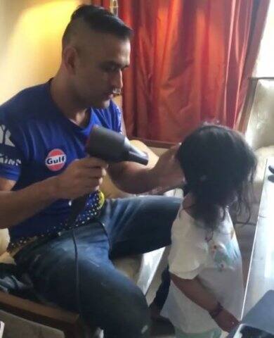 একটি ভিডিওতে দেখা গিয়েছে, ধোনি দারুন স্বাচ্ছন্দ্যের সঙ্গে মেয়েকে আগলে রেখেছেন। ছবি-ইনস্টাগ্রাম