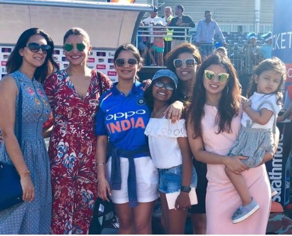 Watch video: Anushka Sharma hugs Virat Kohli after India wins T-20 series ভিডিওতে দেখুন, ভারতীয় দল সিরিজ জেতার পর মাঠেই বিরাটকে আলিঙ্গন করলেন অনুষ্কা