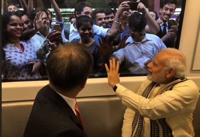 মাঝে কোনও স্টেশনে ট্রেন থামলে, মোদী ও মুন উপস্থিত যাত্রীদের উদ্দেশ্যে হাত নেড়ে অভিবাদন জানান।