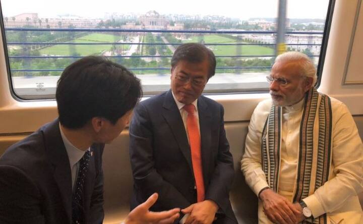 মুনের সঙ্গে ট্রেন সফরের ছবি টুইটারে পোস্টও করেন প্রধানমন্ত্রী। 