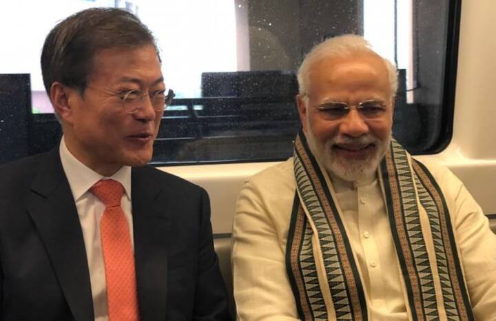 এদিন বিকেল সাড়ে চারটে নাগাদ মান্ডি হাউস স্টেশন থেকে দ্বারকা ও নয়ডা সিটি সংযোগকারী দিল্লি মেট্রোর ব্লু লাইন রুটের ট্রেনে চাপেন মোদী ও মুন। বিকেল পাঁচটা নাগাদ তাঁরা বোটানিকাল গার্ডেন স্টেশনে নামেন।