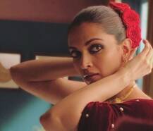 দেখুন! পরনে সেই লাল ভেলভেট শাড়ি, দীপিকা হুবহু ‘চুরি’ করলেন অনুষ্কার লুক