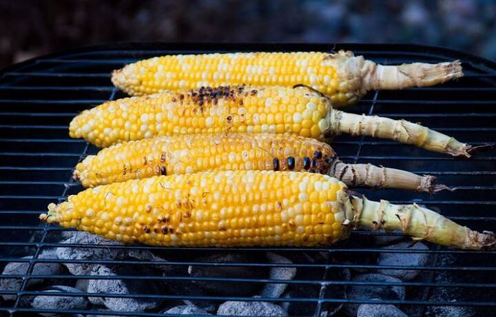 এটা তো সকলেই জানেন, যে আমরা পরিষ্কার বাতাসে নিঃশ্বাস নিই না। এরমধ্যেই, খোলা জায়গায় সেঁকা ভুট্টা খেয়ে আপনি আপনার স্বাস্থ্যের সঙ্গে খেলা করছেন। আপনার উচিত, রাস্তার ধারে খোলা জায়গায় সেঁকা ভুট্টা না খাওয়া। ছবি-গুগল ফ্রি ইমেজ