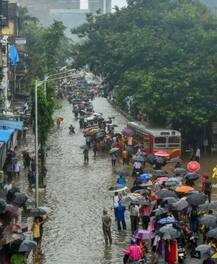 যন্ত্রণার বৃষ্টিতে ডুবল মায়ানগরী মুম্বই, দেখুন বিচ্ছিন্ন কিছু ছবি