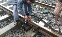 কাপড় দিয়ে ট্র্যাকের ভাঙা অংশ ‘বাঁধা’র ভিডিও ভাইরাল, চিহ্নিতকরণের জন্যই এই ব্যবস্থা, দাবি রেলের